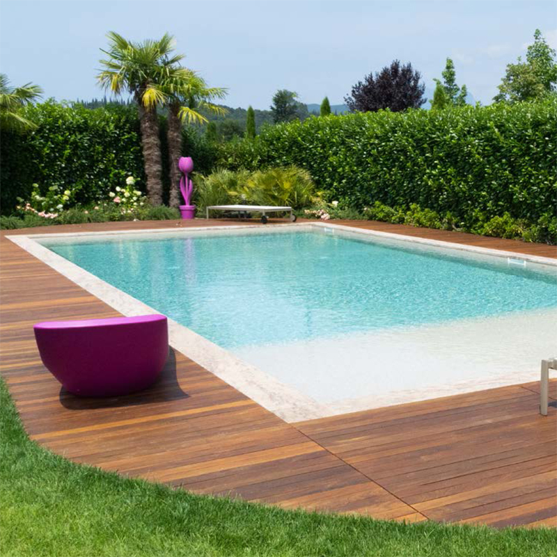 Piscina con Pavimentazione Esterna Realizzata in Ipè Lapacho