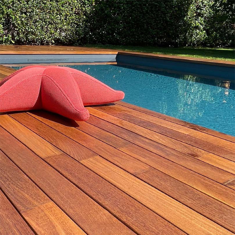 Piscina con Pavimentazione Esterna in Teak